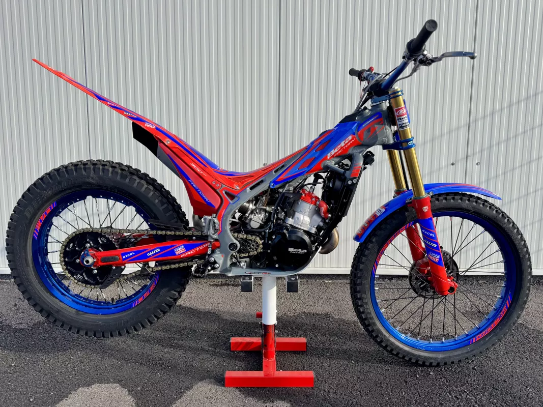 BETA EVO 2T 300cc Factory - MY25 - najeto 75 mth, záruka do 3/27