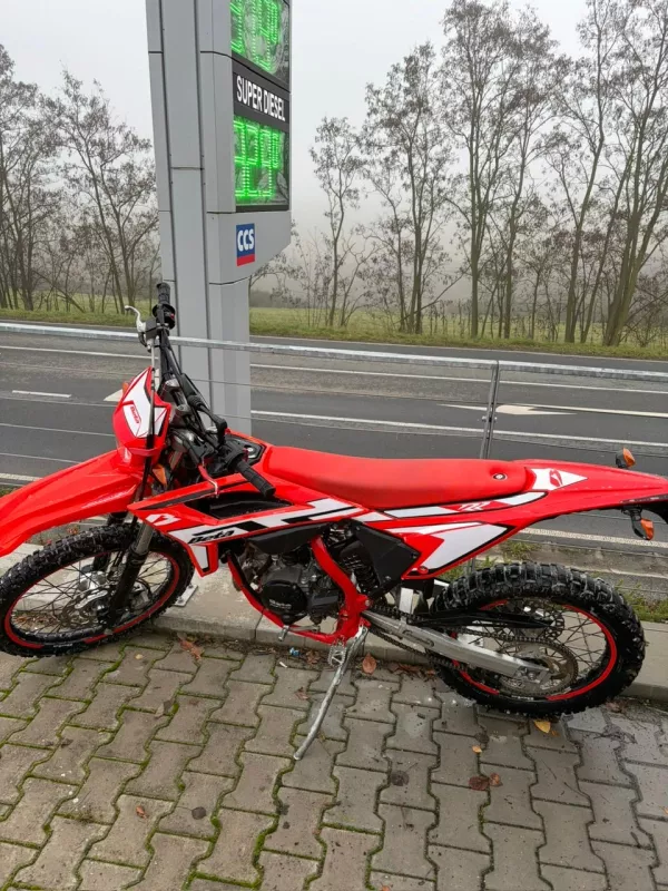 BETA ENDURO RR 2T 50 SPORT RED - najeto 2854 km