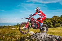 BETA ENDURO XTRAINER 2T 300 MY24 - najeto 23,7 mth