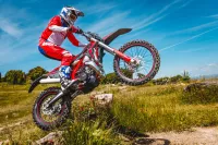 BETA ENDURO XTRAINER 2T 300 MY24 - najeto 23,7 mth