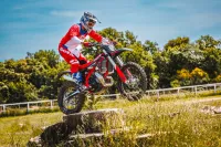 BETA ENDURO XTRAINER 2T 300 MY24 - najeto 23,7 mth