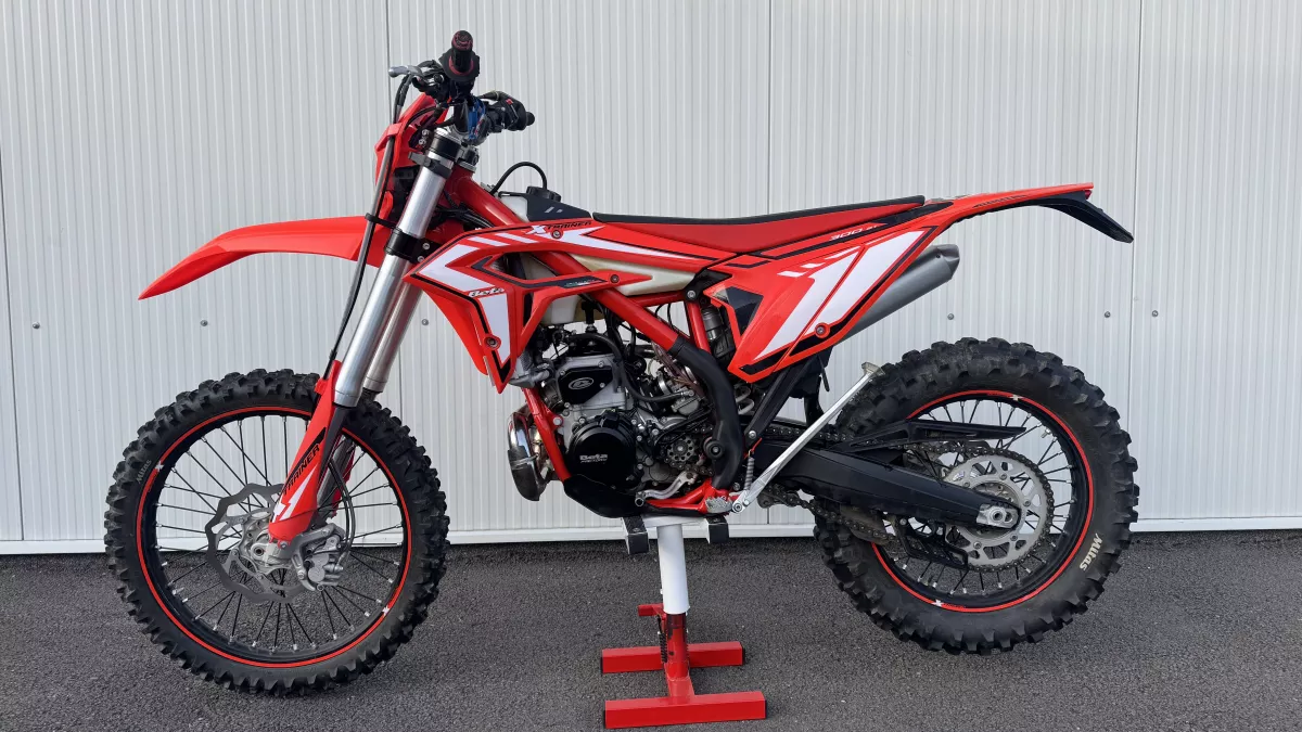 BETA ENDURO XTRAINER 2T 300 MY24 - najeto 23,7 mth