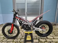 Beta Evo 250 MY24 - málo jetá, originální pneu