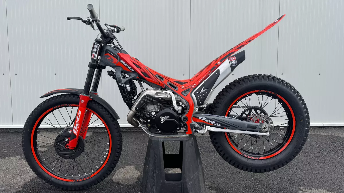 BETA EVO 2T 300 MY25 - najeto 4 mth