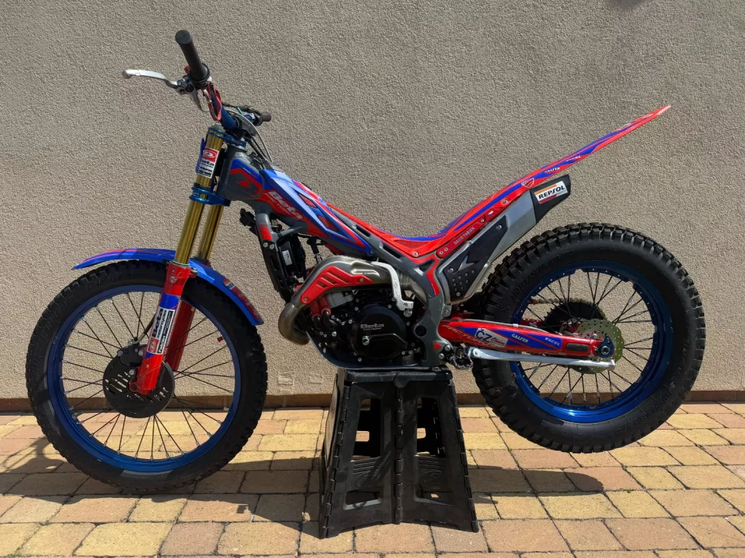 BETA EVO 2T 300cc Factory - MY25 - najeto 36 mth, záruka do 3/27